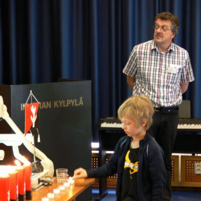 	 Sukukokous 2012  Kynttilöiden sytytys - Eero Hoppania.