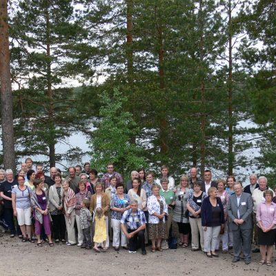 Sukukokous 2012  Ryhmäkuva Saimaan rannalta (alkuperäinen koko).